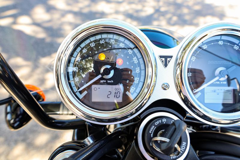 USED 2025 TRIUMPH BONNEVILLE T120 Image 2