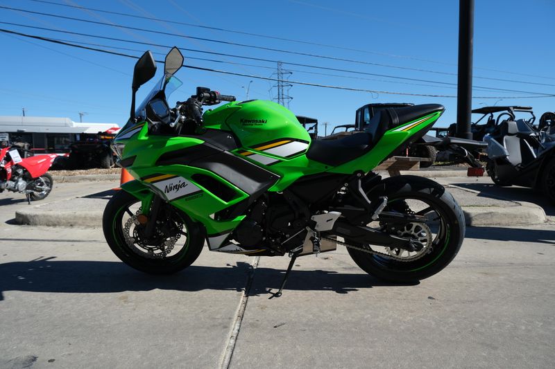 2025 Kawasaki NINJA 650 KRT EDITION ABS LIME GREEN AND EBONY AND PEARL BLIZZARD WHITEImage 1