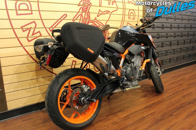 2023 KTM 890 DUKE R Image 8