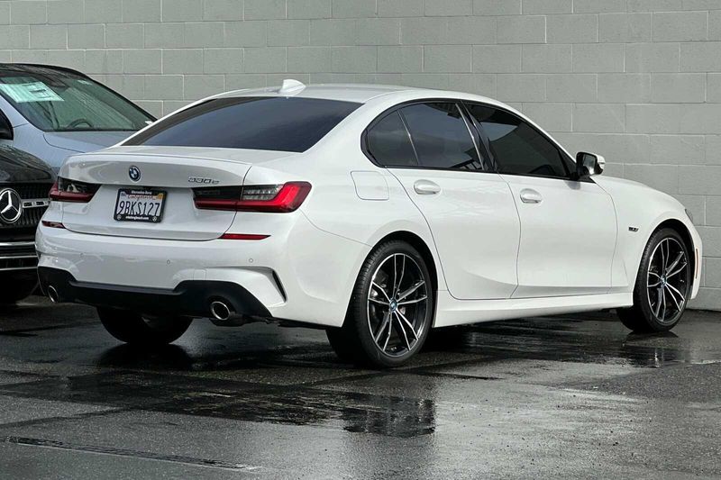 2022 BMW 3 Series 330e iPerformanceImage 4