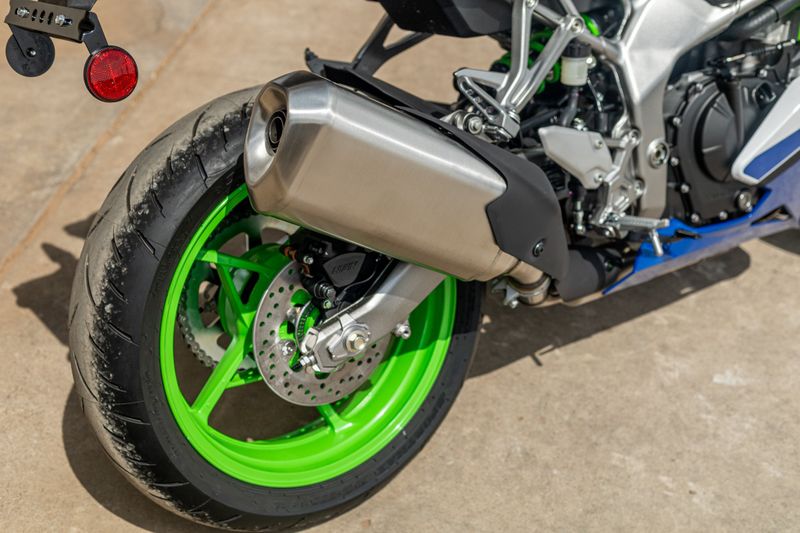 2024 KAWASAKI NINJA ZX4RR 40TH ANNIVERSARY EDITION ABS LIME GREEN AND PEARL CRYSTAL WHITE AND BLUEImage 11