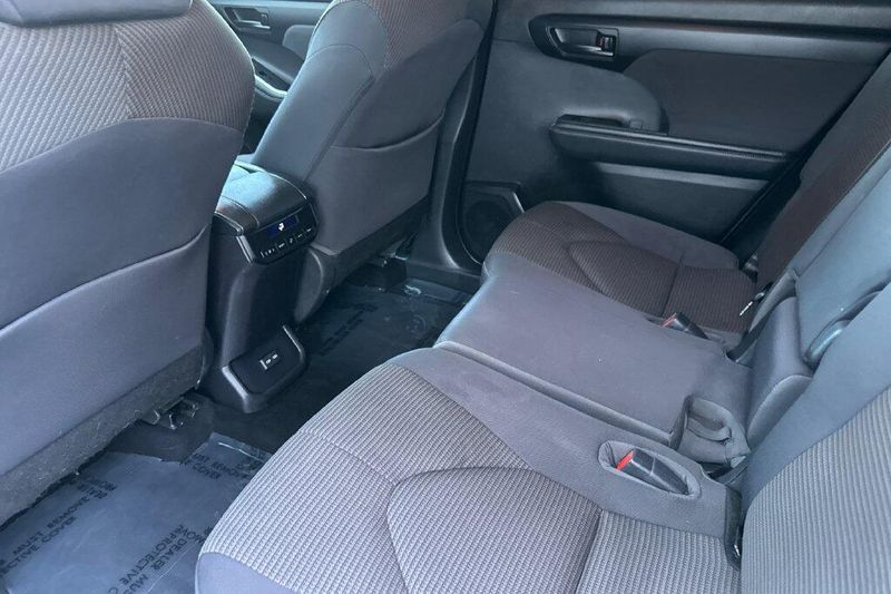 Used 2023 Toyota Highlander Hybrid LEImage 11