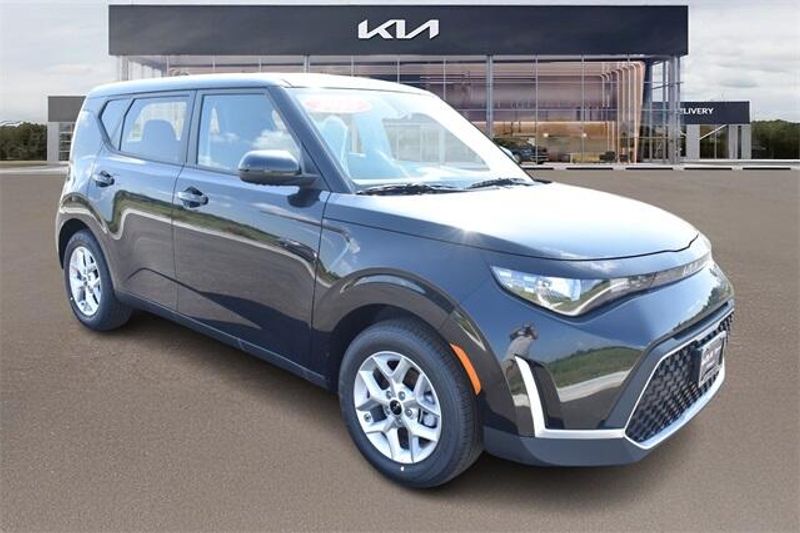 New 2025 Kia Soul LXImage 10