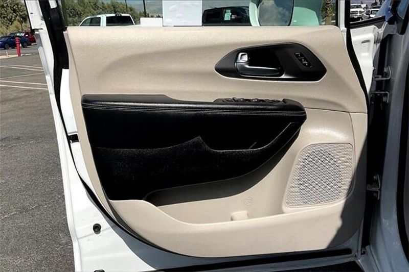 2022 Chrysler Pacifica Touring L photo 21