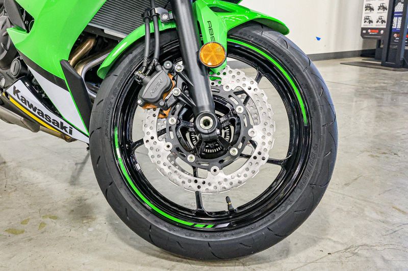 2025 Kawasaki NINJA 650 KRT EDITION ABS LIME GREEN AND EBONY AND PEARL BLIZZARD WHITEImage 5