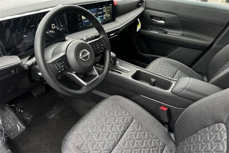 New 2025 Nissan Kicks SVImage 7