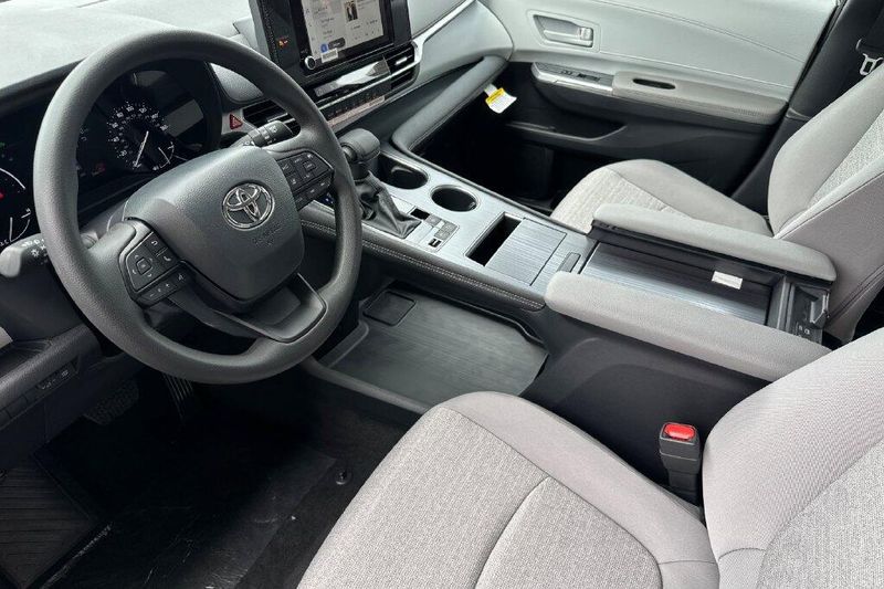 New 2026 Toyota Sienna LEImage 9