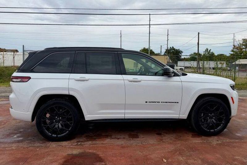 New 2027 Jeep Grand Cherokee Summit 4x4Image 4