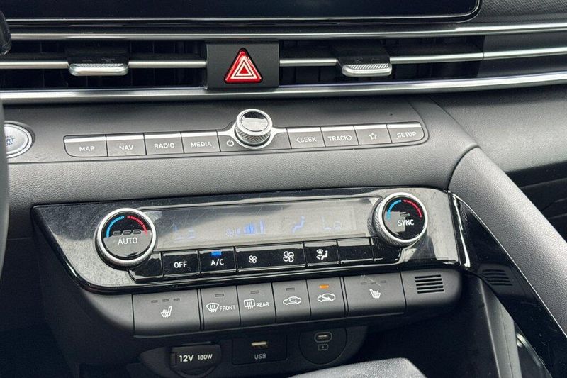 Used 2025 Hyundai Elantra SEL ConvenienceImage 18