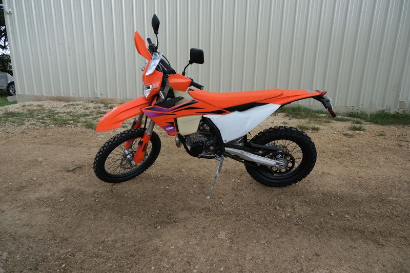 2024 KTM 500 EXCF SIX DAYS ORANGE Image 2