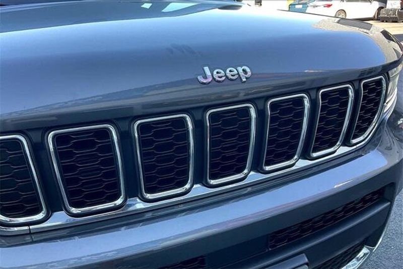2022 Jeep Grand Cherokee L LaredoImage 30