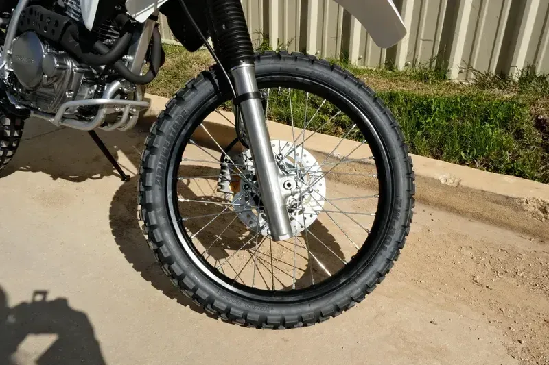 NEW 2025 HONDA XR650L WHITE Image 11