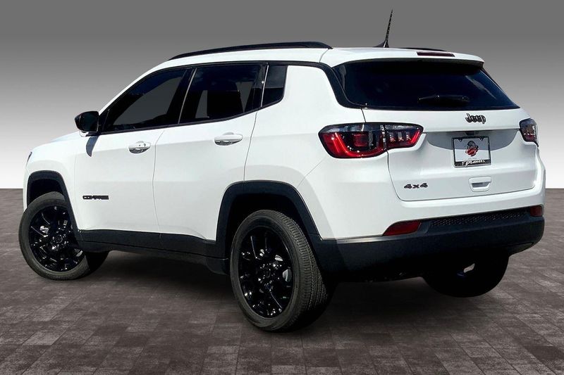 2025 Jeep Compass Latitude photo 2
