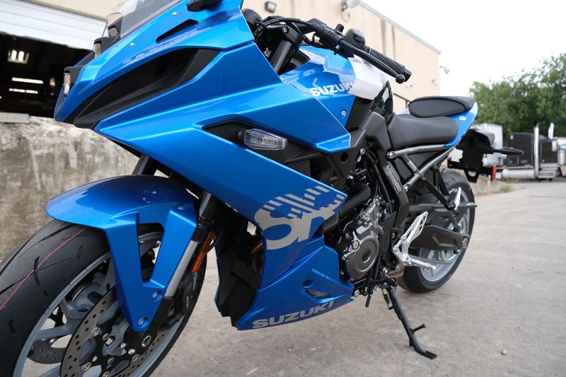 2025 Suzuki GSX8R BLUEImage 3