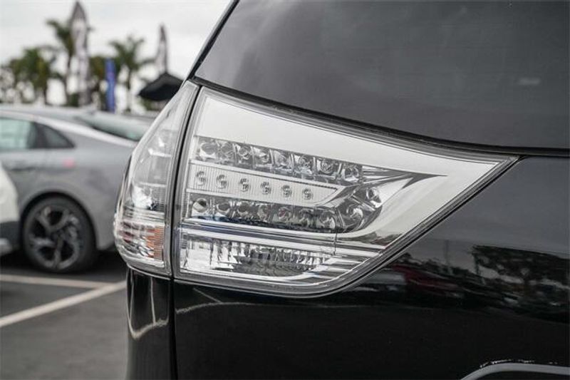 Used 2017 Toyota Sienna SEImage 9
