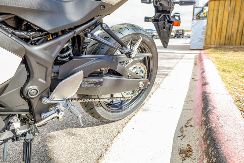 NEW 2026 YAMAHA YZFR3 ABS 70TH ANNIVERSARY EDITION Image 17