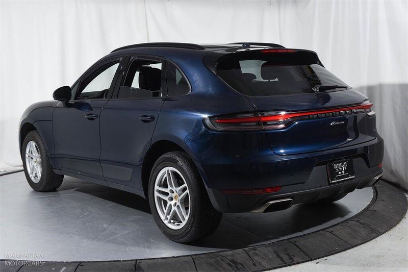 2021 Porsche Macan BaseImage 8