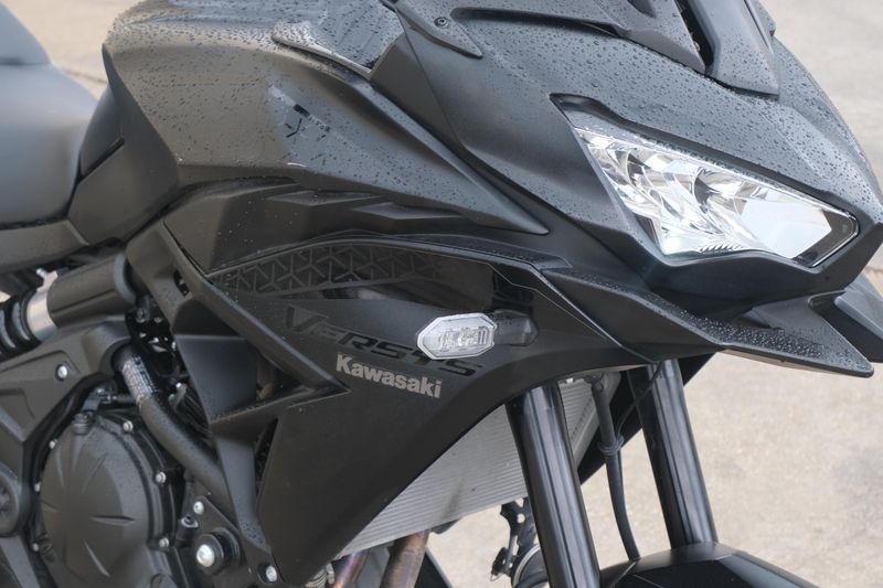 2023 Kawasaki VERSYS 650 LT METALLIC SPARK BLACK AND METALLIC FLAT SPARK BLACK Image 16