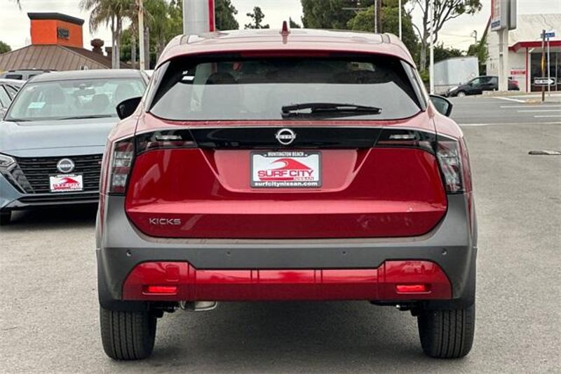 New 2025 Nissan Kicks SVImage 4