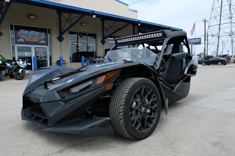 NEW 2025 POLARIS SLINGSHOT SL AUTODRIVE  in a JET BLACK exterior color. Family PowerSports (877) 886-1997 familypowersports.com 