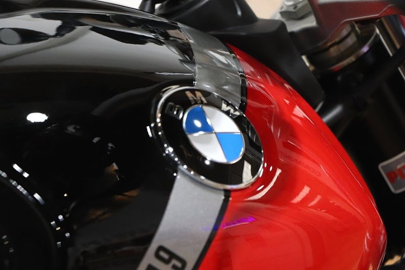 2022 BMW R NINET SCRAMBLER  in a OPTION 719 BLACK STORM METALLIC AND RACING RED exterior color. BMW Motorcycles of Temecula – Southern California 951-395-0675 bmwmotorcyclesoftemecula.com 