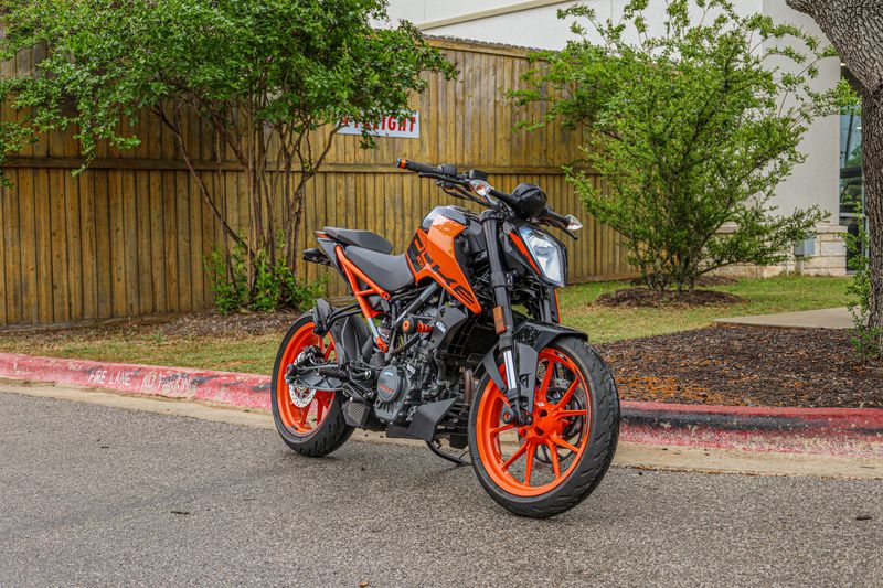 USED 2022 KTM DUKE 200 Image 1