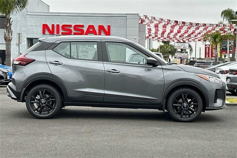 2024 Nissan Kicks SVImage 2