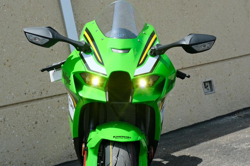 2025 Kawasaki NINJA ZX10R KRT EDITION LIME GREEN AND EBONY AND PEARL BLIZZARD WHITE Image 24
