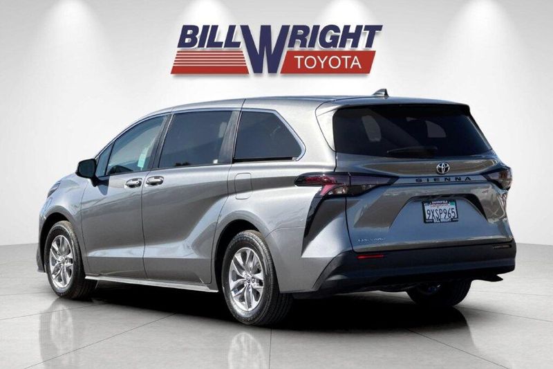 Used 2026 Toyota Sienna LEImage 5