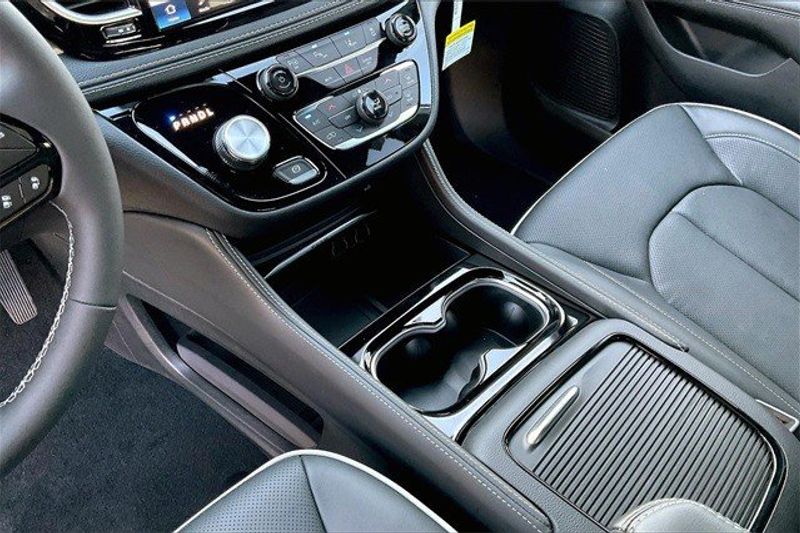 2023 Chrysler Pacifica Plug-in Hybrid LimitedImage 7