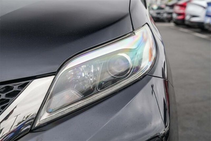 Used 2017 Toyota Sienna SEImage 10