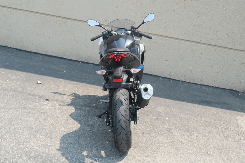 2025 Kawasaki NINJA 500 ABS METALLIC FLAT SPARK BLACK AND METALLIC SPARK BLACK AND METALLIC MOONDUST GRAY Image 4