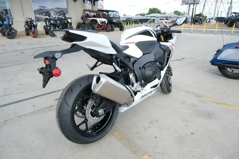 2025 Honda CBR1000RR PEARL WHITE Image 6