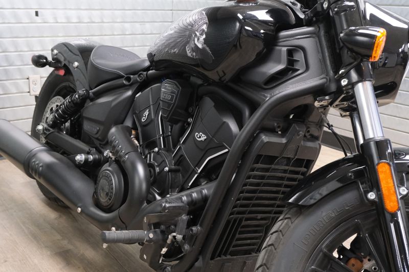 USED 2025 INDIAN MOTORCYCLE SCOUT BOBBER LIMITED WITH TECHNOLOGY PACKAGE BLACK METALLIC Image 10
