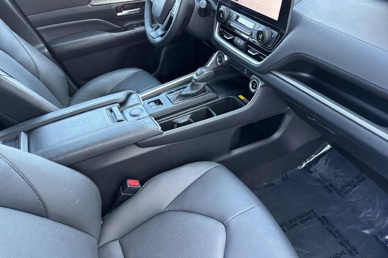 Used 2024 Toyota Grand Highlander XLEImage 16