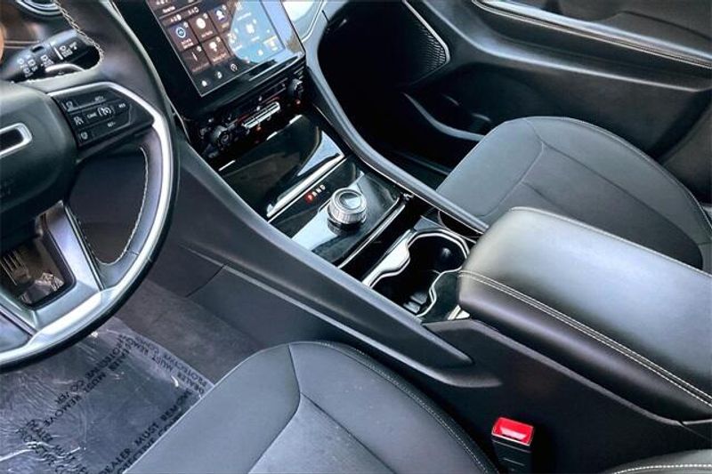 2022 Jeep Grand Cherokee L LaredoImage 17