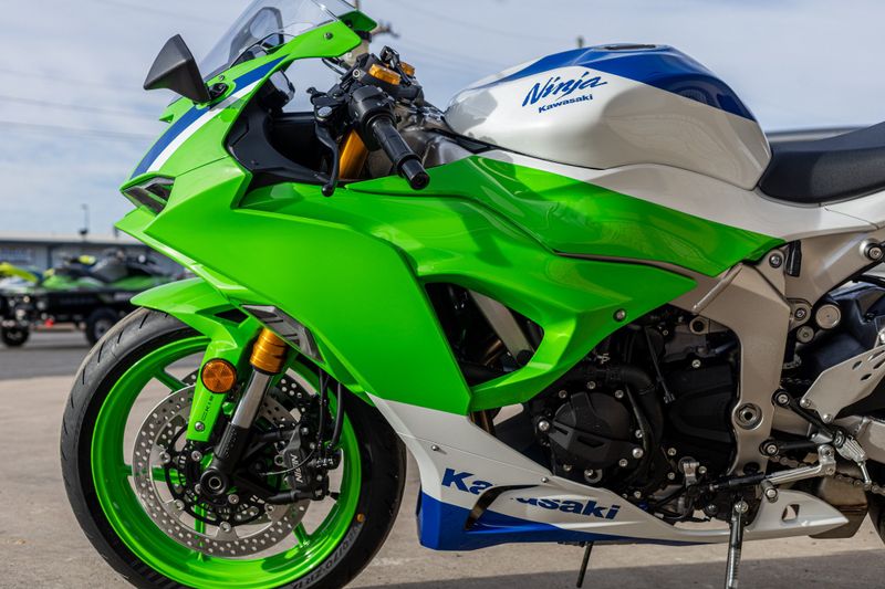 2024 KAWASAKI NINJA ZX6R 40TH ANNIVERSARY EDITION ABS LIME GREEN AND PEARL CRYSTAL WHITE AND BLUEImage 7