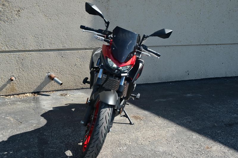 2025 Kawasaki Z500 SE ABS CANDY PERSIMMON RED AND METALLIC FLAT SPARK BLACK AND METALLIC MATTE GRAPHENESTEEL GRAY Image 20