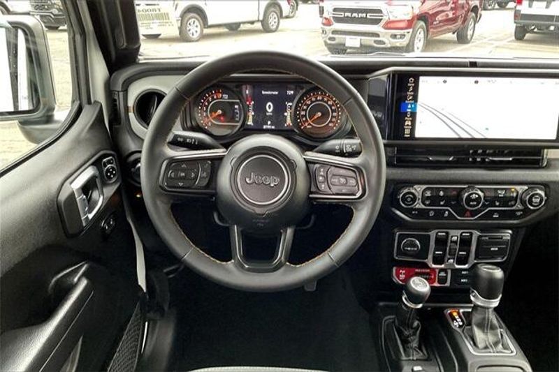 2024 Jeep Gladiator Willys photo 4