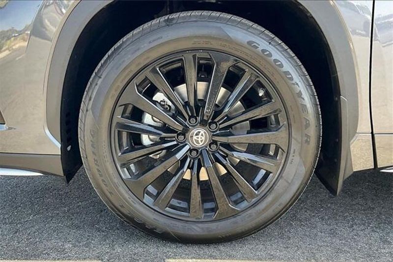 Used 2023 Toyota Highlander XSEImage 8
