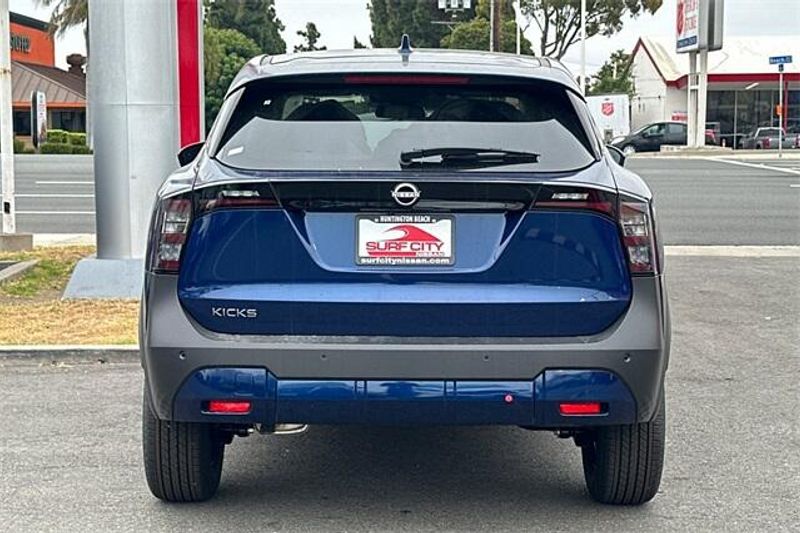 New 2025 Nissan Kicks SVImage 4