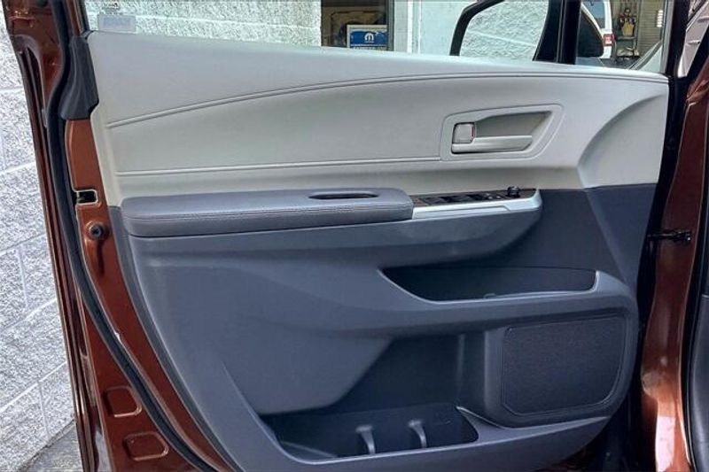 Used 2022 Toyota Sienna LE HybridImage 22