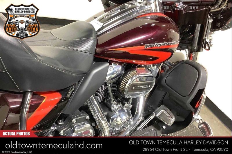 2017 Harley-Davidson Electra Glide in a BLK GNT/EL RED W/PINSTRIPE exterior color. BMW Motorcycles of Temecula – Southern California 951-395-0675 bmwmotorcyclesoftemecula.com 