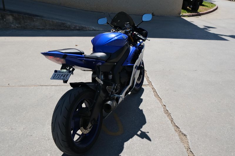 Used 2016 Yamaha YZFR6 BLUE AND SILVER Image 3
