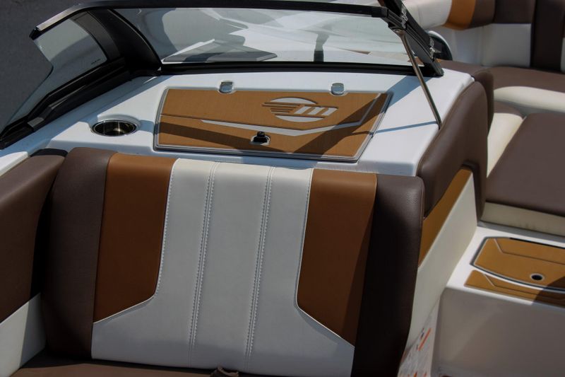 2024 MALIBU 21 LX  in a WHITE exterior color. Family PowerSports (877) 886-1997 familypowersports.com 