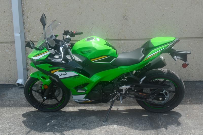 2025 Kawasaki NINJA 500 KRT EDITION SE ABS LIME GREEN AND EBONY AND PEARL BLIZZARD WHITE Image 8
