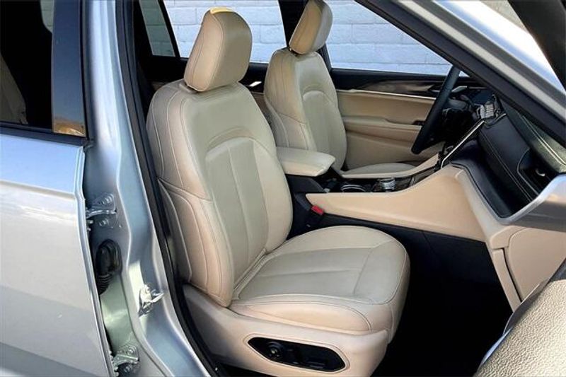 Used 2023 Jeep Grand Cherokee L LimitedImage 6