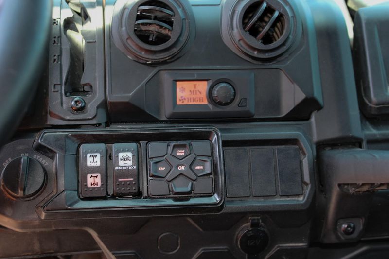 2023 Can-Am DEFENDER MAX HD10 LIMITED GRAY Image 18
