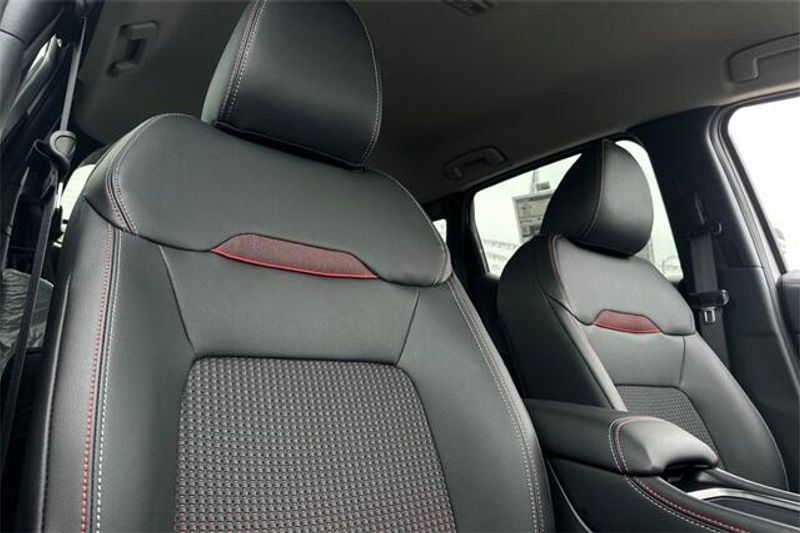 New 2025 Nissan Kicks SRImage 14
