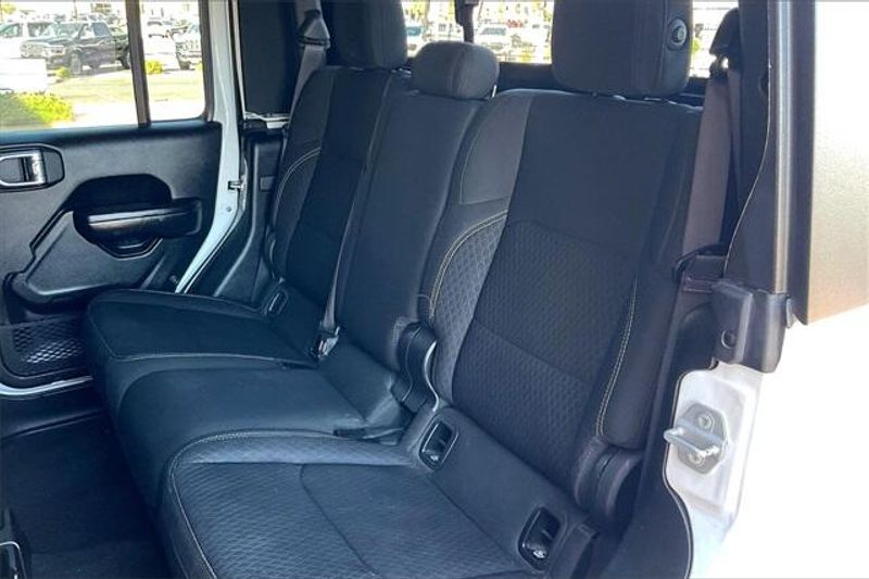 2021 Jeep Gladiator Sport photo 25